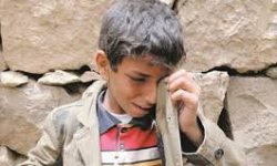 صحيفة بريطانية : مزيجًا كارثيًا يهدد مئات الآلاف من أطفال اليمن