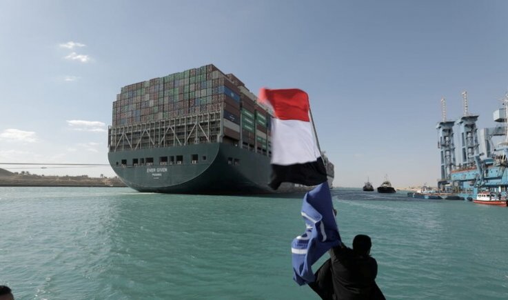 النفط يهبط مع فتح قناة السويس