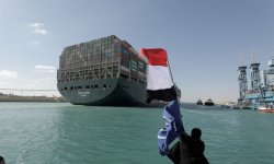 النفط يهبط مع فتح قناة السويس