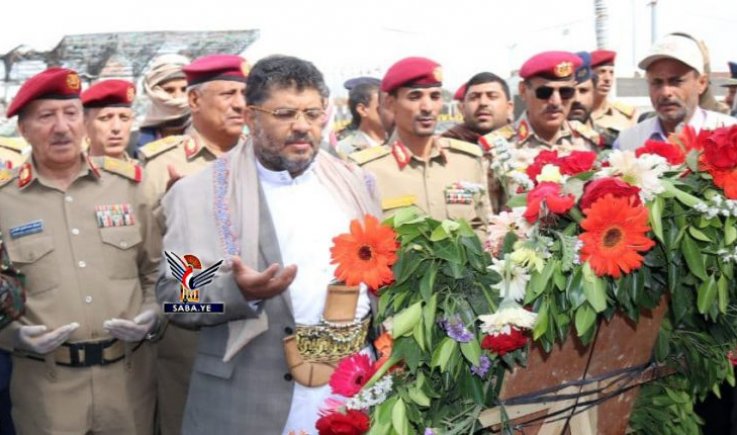 الحوثي وقيادات عسكرية يضعون إكليل زهور على ضريح الشهيد الصماد