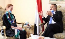 وزير الخارجية مؤكداً: تحقيق السلام يبدأ بإدخال سفن الوقود وصرف المرتبات