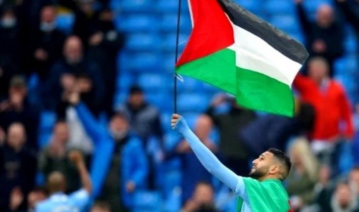 الجزائري محرز يرفع علم فلسطين خلال احتفال السيتي بلقب الدوري الإنجليزي