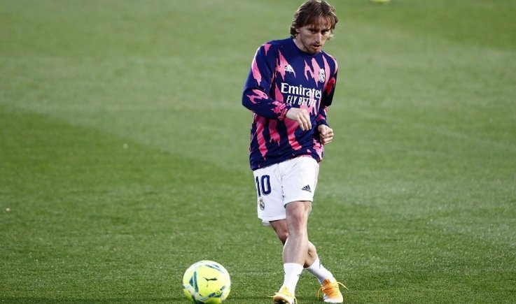 ريال مدريد يمدد عقد لاعبه مودريتش