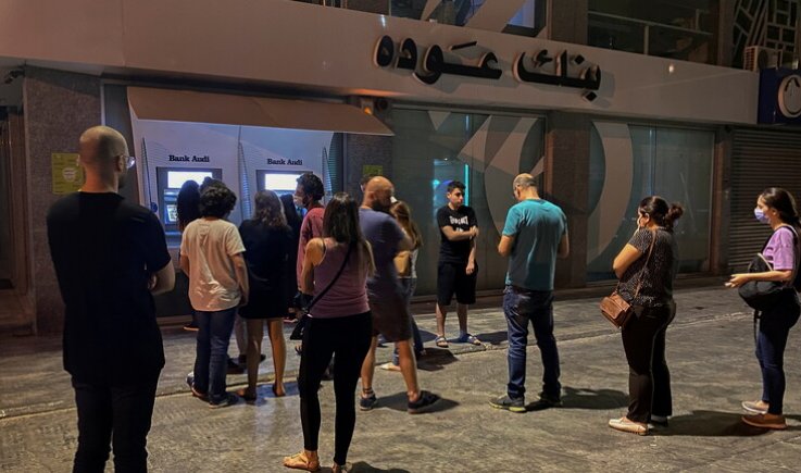 مصرف لبنان يلزم المصارف بتسديد 400 دولار نقدا للمودعين
