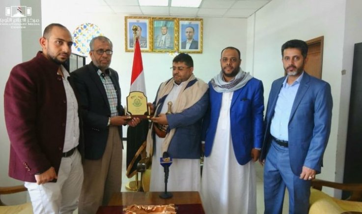 تقديراً لدوره في دعم المقاومة الفلسطينية.. حماس تكرم محمد على الحوثي بدرع الحركة