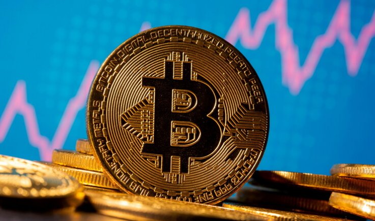 عملة "البيتكوين" تصعد وتقترب من مستوى مهم