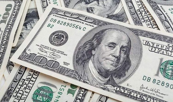 الدولار يتراجع ليقترب من أدنى مستوى