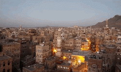 الاقتصادية العليا تدعو لرفع القيود المفروضة على موانئ الحديدة والحظر عن مطار صنعاء