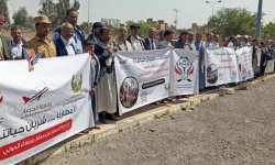 وقفة احتجاجية أمام مطار صنعاء للمطالبة برفع الحظر عن المطار