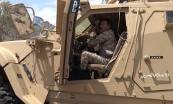 وزير الدفاع يتفقد المقاتلين في جبهة رغوان بمارب