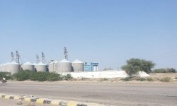 مرتزقة العدوان ينهبون مطاحن البحر الأحمر