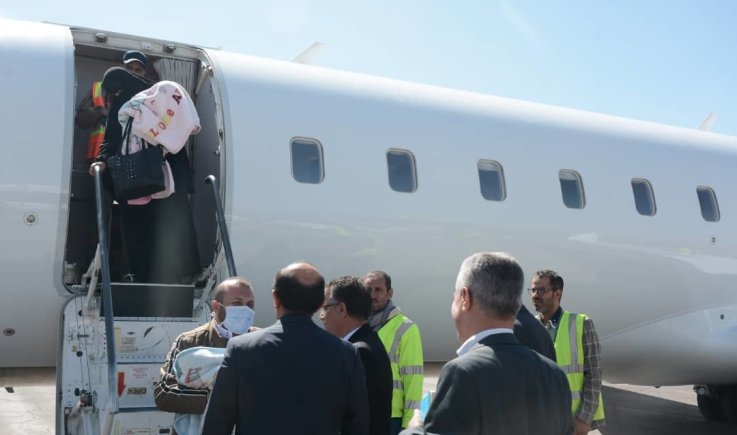 الطفلان التوأم محمد وأحمد  يعودان إلى صنعاء بعد عملية فصل ناجحة في الأردن