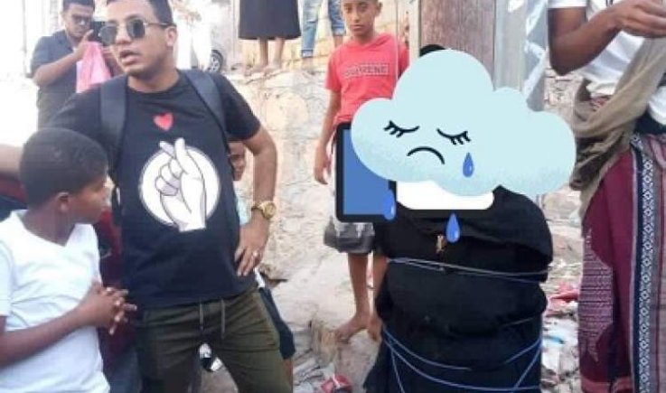 جريمة في المكلا.. توثيق مسنة بعمود كهرباء