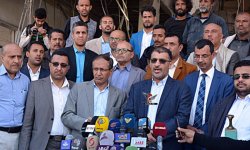 وزارة الاتصالات تعقد مؤتمراً صحفياً أمام شركة “تيليمن” بعد استهدافها من قبل العدوان”