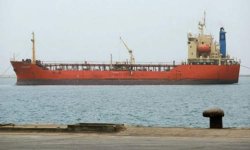 العدوان يخرق الهدنة ويحتجز سفن الوقود