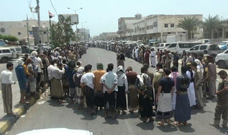 أبناء الحديدة يخرجون في وقفات احتجاجية تنديداً بجريمة اغتصاب الفتيات في حيس