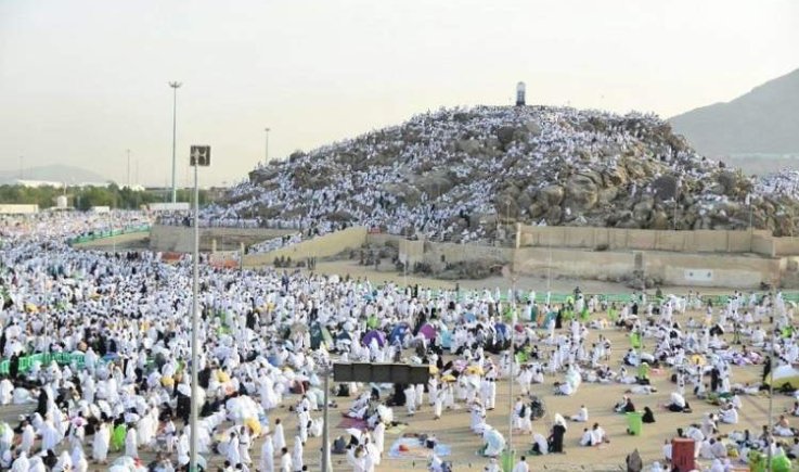 حجاج بيت الله الحرام يقفون على صعيد عرفة
