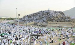 حجاج بيت الله الحرام يقفون على صعيد عرفة