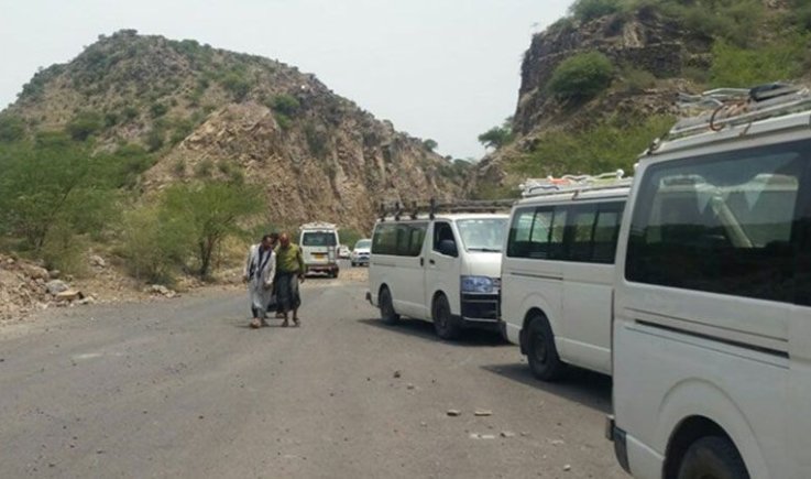 العدوان يستمرّ في إغلاق طريق الخمسين - الستين في تعز