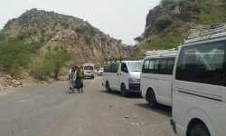 العدوان يستمرّ في إغلاق طريق الخمسين - الستين في تعز