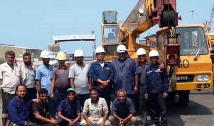 الفرق الفنية والهندسية تستكمل صيانة وتأهيل كرين مناولة البضائع في ميناء الحديدة
