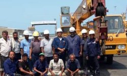 الفرق الفنية والهندسية تستكمل صيانة وتأهيل كرين مناولة البضائع في ميناء الحديدة