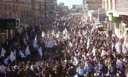 بيان المسيرات يؤكد على رفع الحصار وصرف المرتبات ويحذر من اي تصعيد