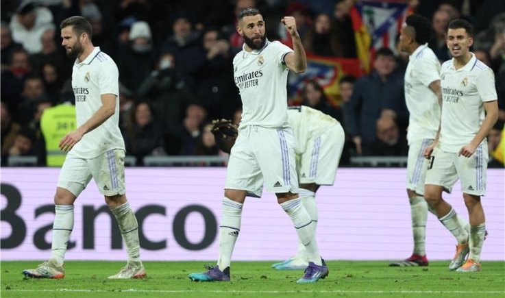 بنزيما يفوز بجائزة أفضل لاعب في إسبانيا بالموسم المنصرم