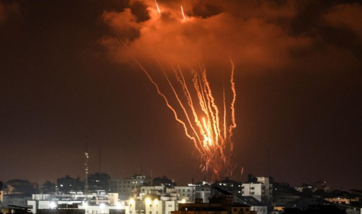 العدو الصهيوني يعزز قبته الحديدية على حدود غزة ويعترف بإصابة جنديين