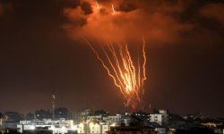 العدو الصهيوني يعزز قبته الحديدية على حدود غزة ويعترف بإصابة جنديين