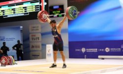 رباع إيراني يفوز بالميدالية الذهبية في بطولة آسيا لرفع الأثقال