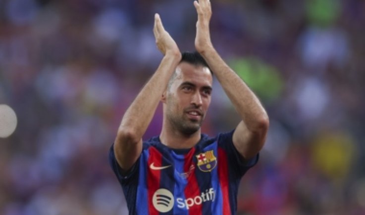 اللاعب بوسكيتس يُعلن رحيله عن برشلونة بنهاية الموسم الحالي
