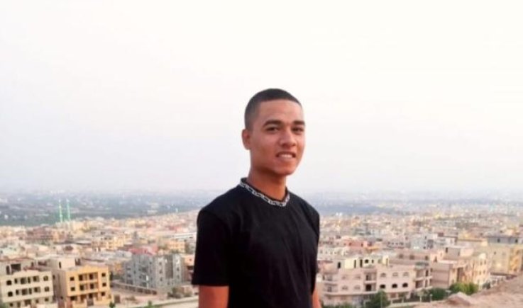 وضع صورة الجندي محمد صلاح على النصب المصري في صنعاء