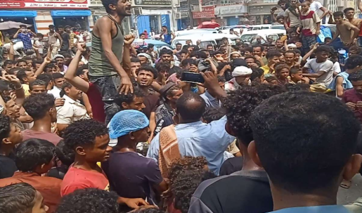 على خلفية احراق مواطن لنفسه  مظاهرات غاضبة في عدن