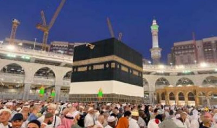الحجاج يؤدون طواف الوداع بعد إكمال مناسكهم