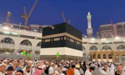 الحجاج يؤدون طواف الوداع بعد إكمال مناسكهم