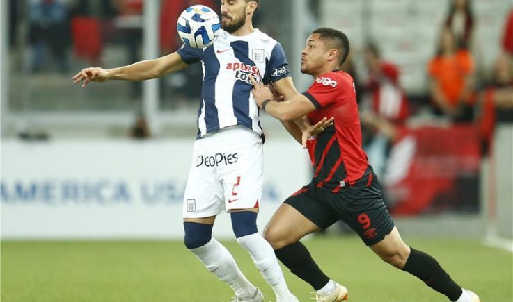 كبار أوروبا يحرضون خليفة ليفاندوفسكي ضد برشلونة