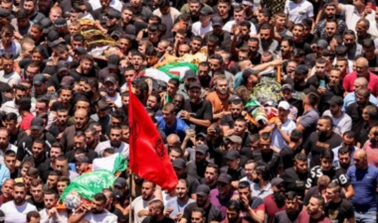 آلاف الفلسطينيين يشيعون جثامين شهداء العدوان على مخيم جنين
