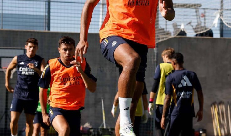 بيلينجهام يفاجئ لاعبي ريال مدريد في المران الأول