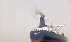 وصول سفينة حاويات بضائع إلى ميناء الحديدة