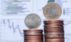 الروبل الروسي يقلص خسائره بانتظار قرار البنك المركزي اليوم