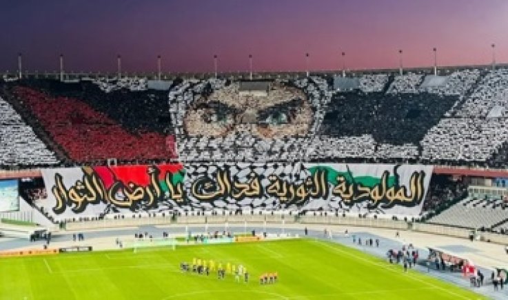 جماهير أعرق نادٍ جزائري تقدم تيفو عملاق لـ"أبو عبيدة" على مدرجات النادي