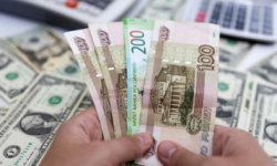 انخفاض الدولار واليورو مقابل الروبل الروسي في بورصة موسكو