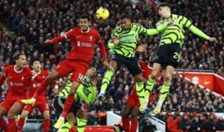 ليفربول يواجه بيرنلي اليوم بطموح استعادة صدارة الدوري الإنجليزي
