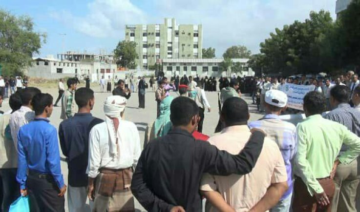 وقفة احتجاجية لجامعة الحديدة تنديدا بالعدوان الأمريكى البريطانى