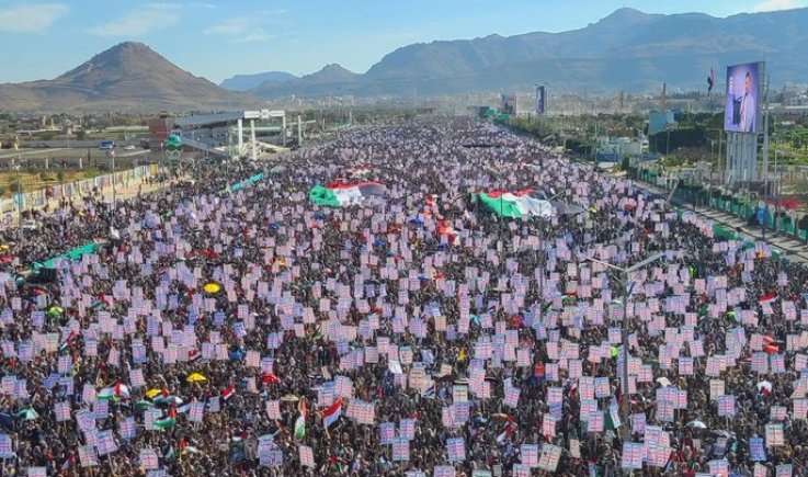 تسونامي بشري في العاصمة صنعاء في مسيرة "مع غزة ملتزمون حتى النصر"