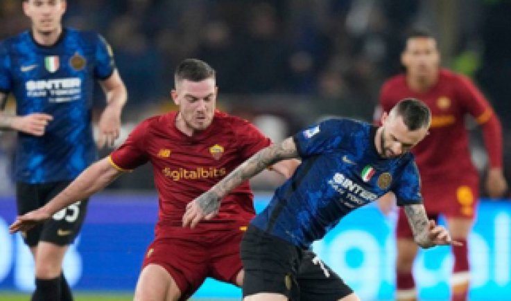 الدوري الإيطالي: ميلان يخسر أمام مونزا وفوز روما على فروزينوني