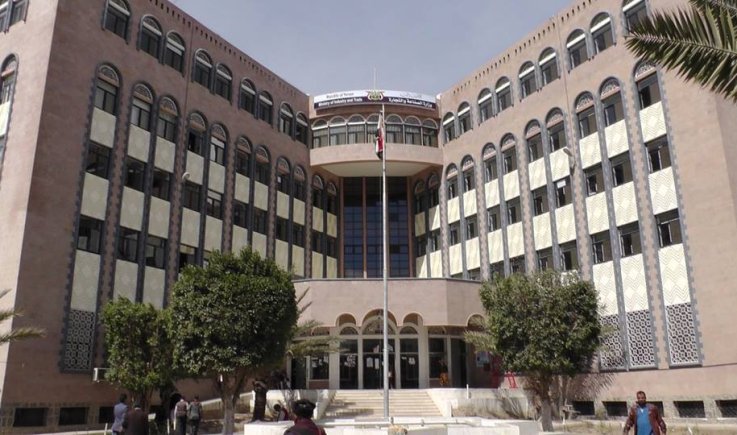 الصناعة تدعو محلات الملابس والحلويات لإشهار الأسعار