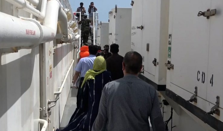 صنعاء تفرج عن طاقم السفينة الإسرائيلية "جلاكسي ليدر"