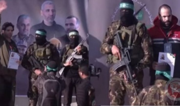 القسام تسلم الأسيرين "كالديرون وبيبس" للصليب الأحمر